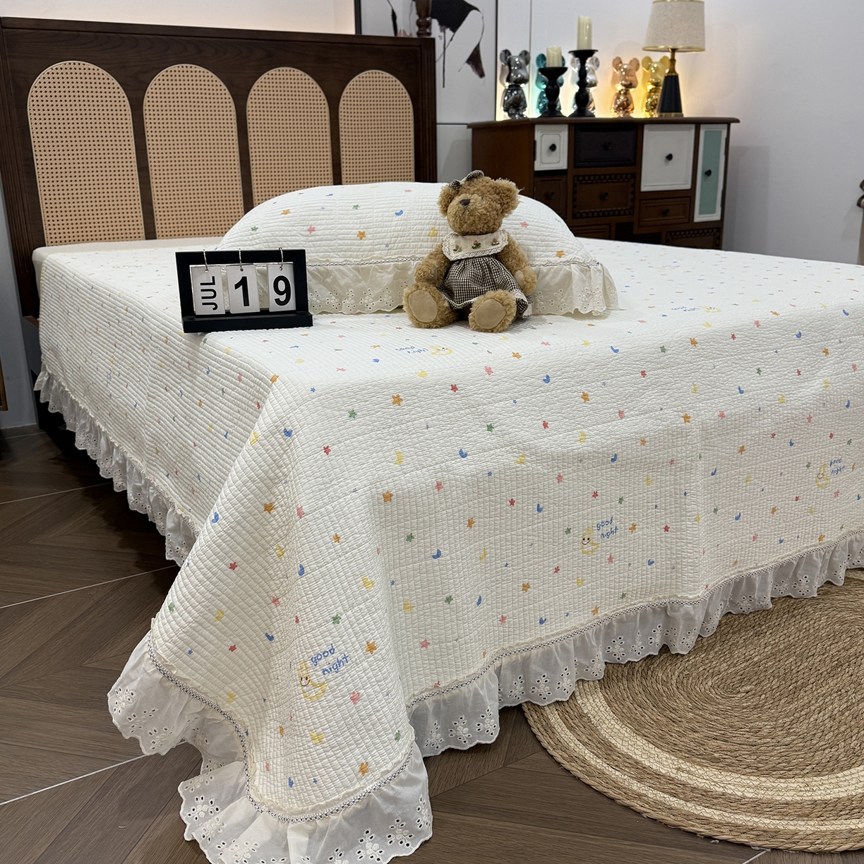 91家纺网 家纺一手货源 找家纺 欣宜家纺 2026新款法式双面全棉填充棉花加厚花边床盖三件套 繁星