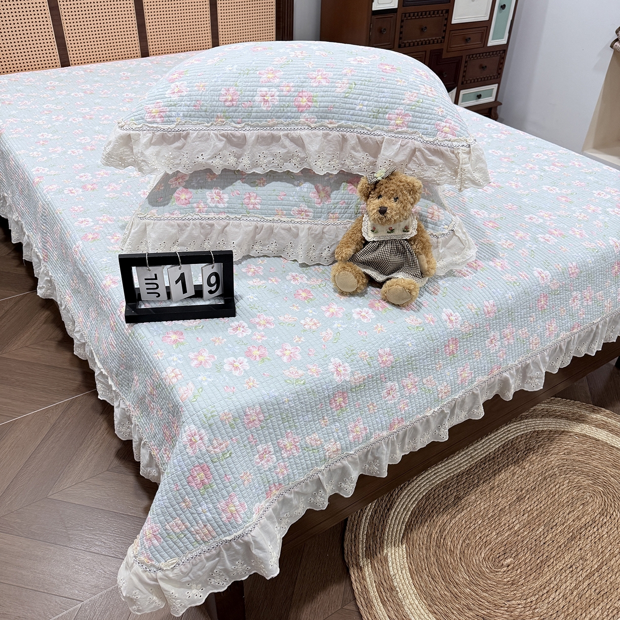 91家纺网 家纺一手货源 找家纺 欣宜家纺 2026新款法式双面全棉填充棉花加厚花边床盖三件套 恋恋花开-绿