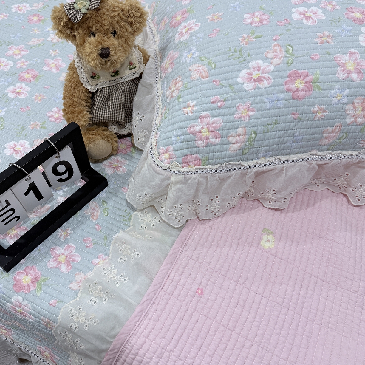 91家纺网 家纺一手货源 找家纺 欣宜家纺 2026新款法式双面全棉填充棉花加厚花边床盖三件套 恋恋花开-绿