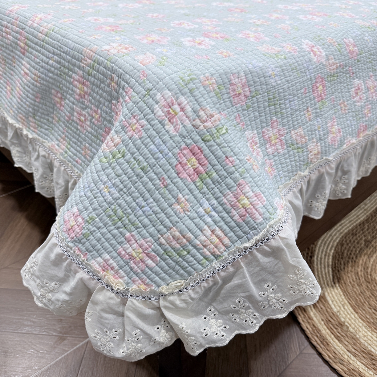 91家纺网 家纺一手货源 找家纺 欣宜家纺 2026新款法式双面全棉填充棉花加厚花边床盖三件套 恋恋花开-绿