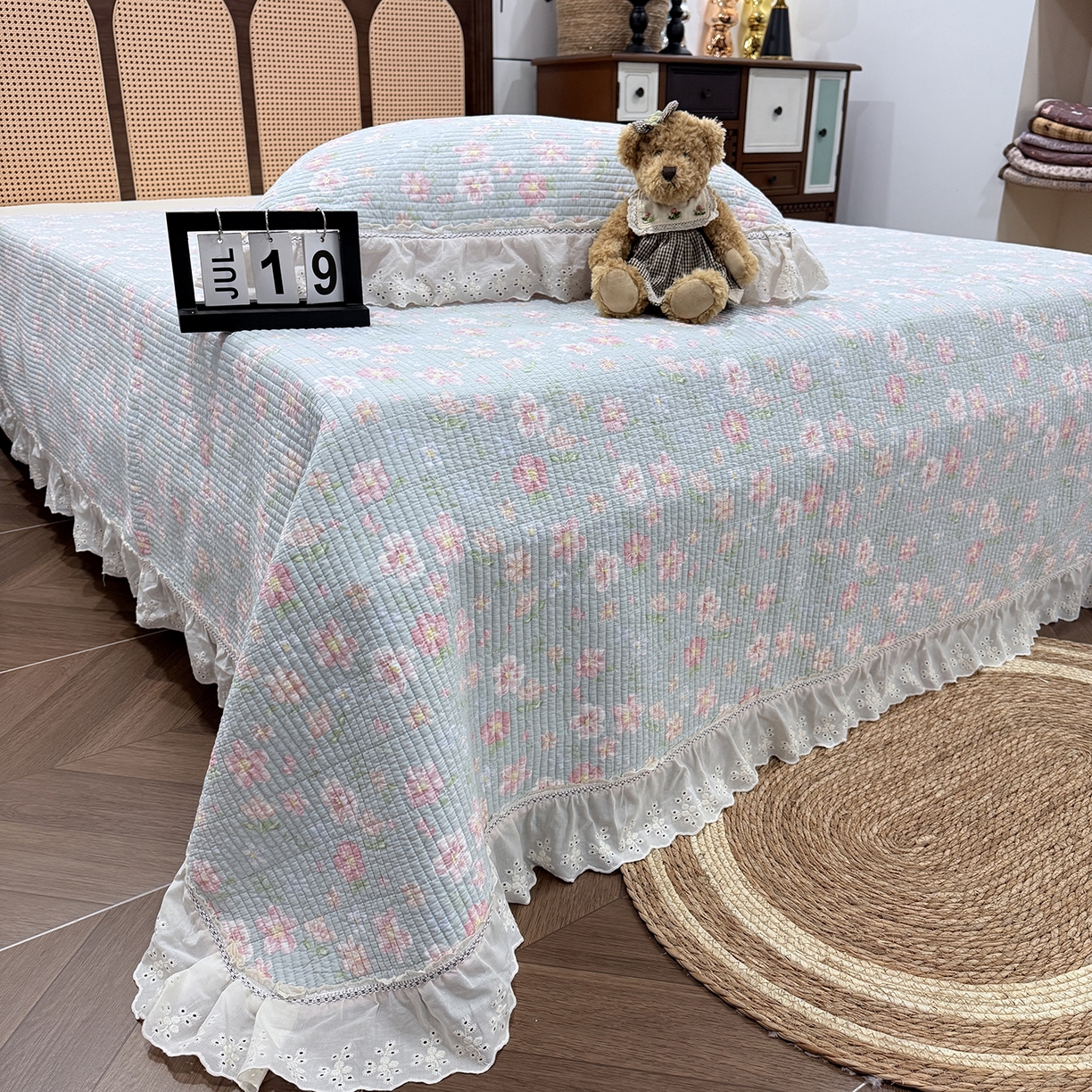 91家纺网 家纺一手货源 找家纺 欣宜家纺 2026新款法式双面全棉填充棉花加厚花边床盖三件套 恋恋花开-绿