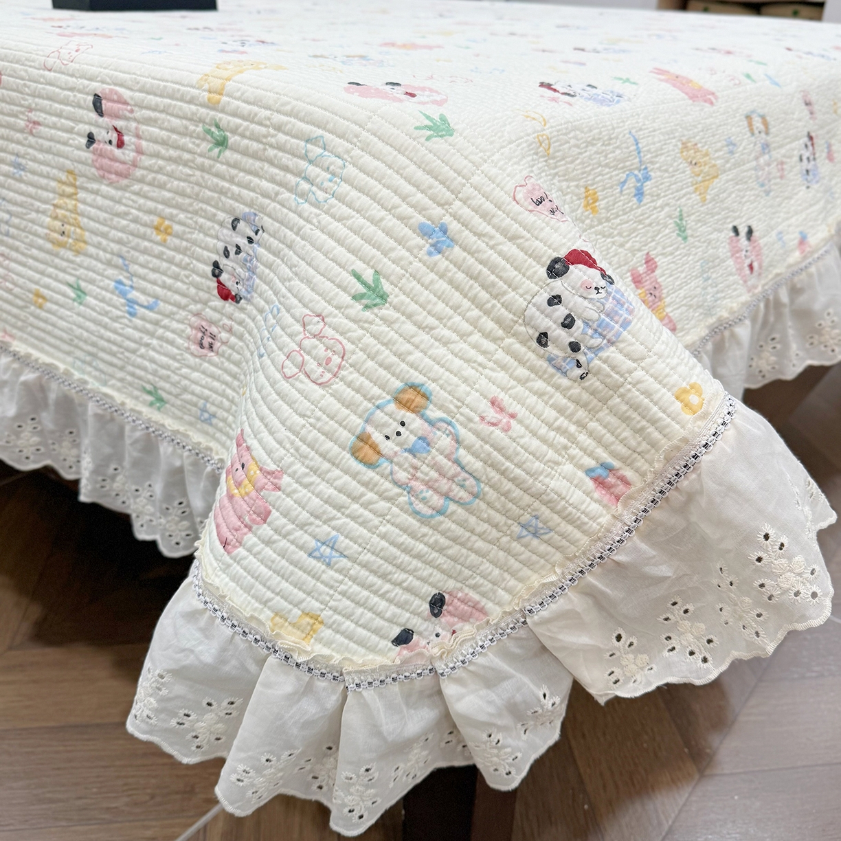 91家纺网 家纺一手货源 找家纺 欣宜家纺 2026新款法式双面全棉填充棉花加厚花边床盖三件套 魔法伙伴