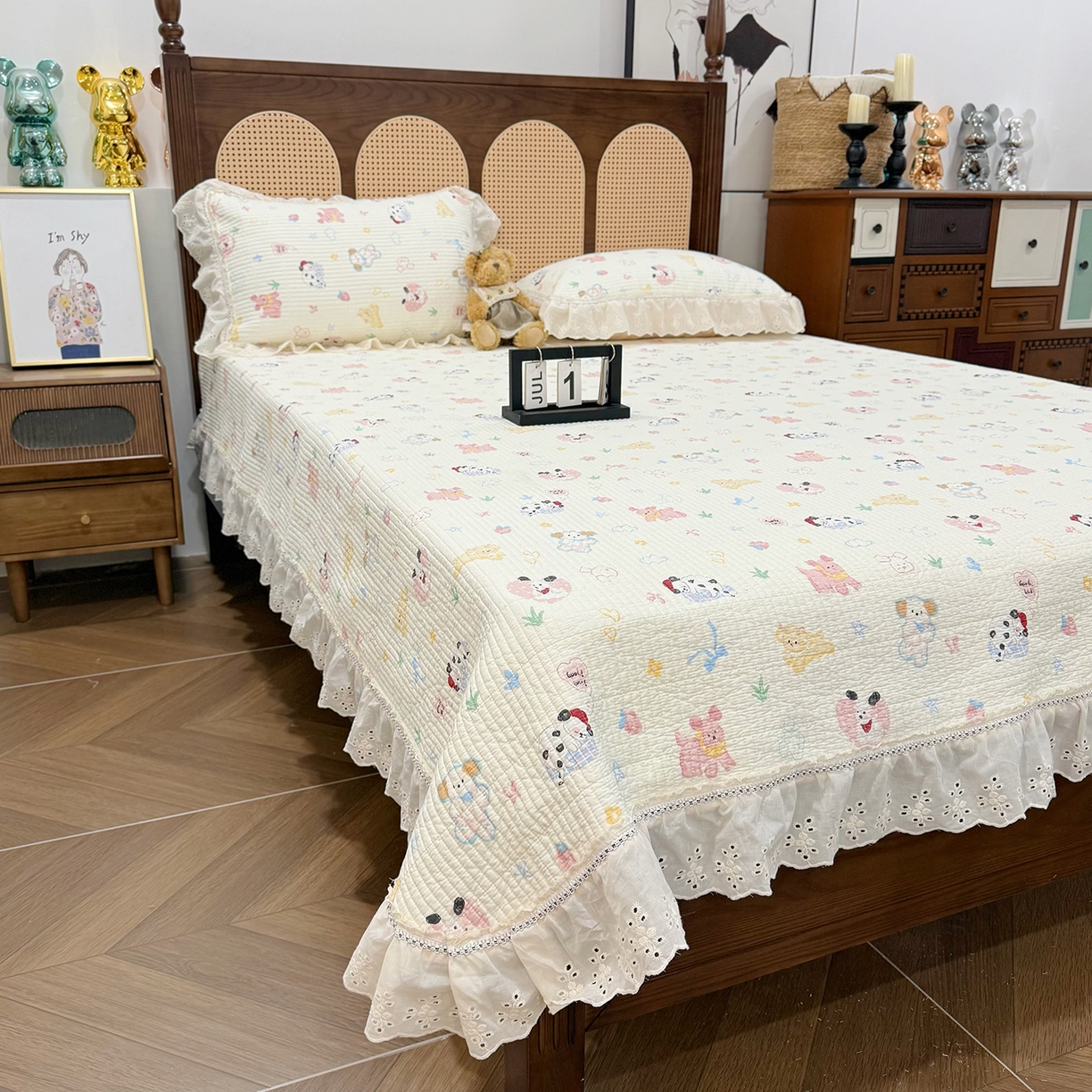 91家纺网 家纺一手货源 找家纺 欣宜家纺 2026新款法式双面全棉填充棉花加厚花边床盖三件套 魔法伙伴