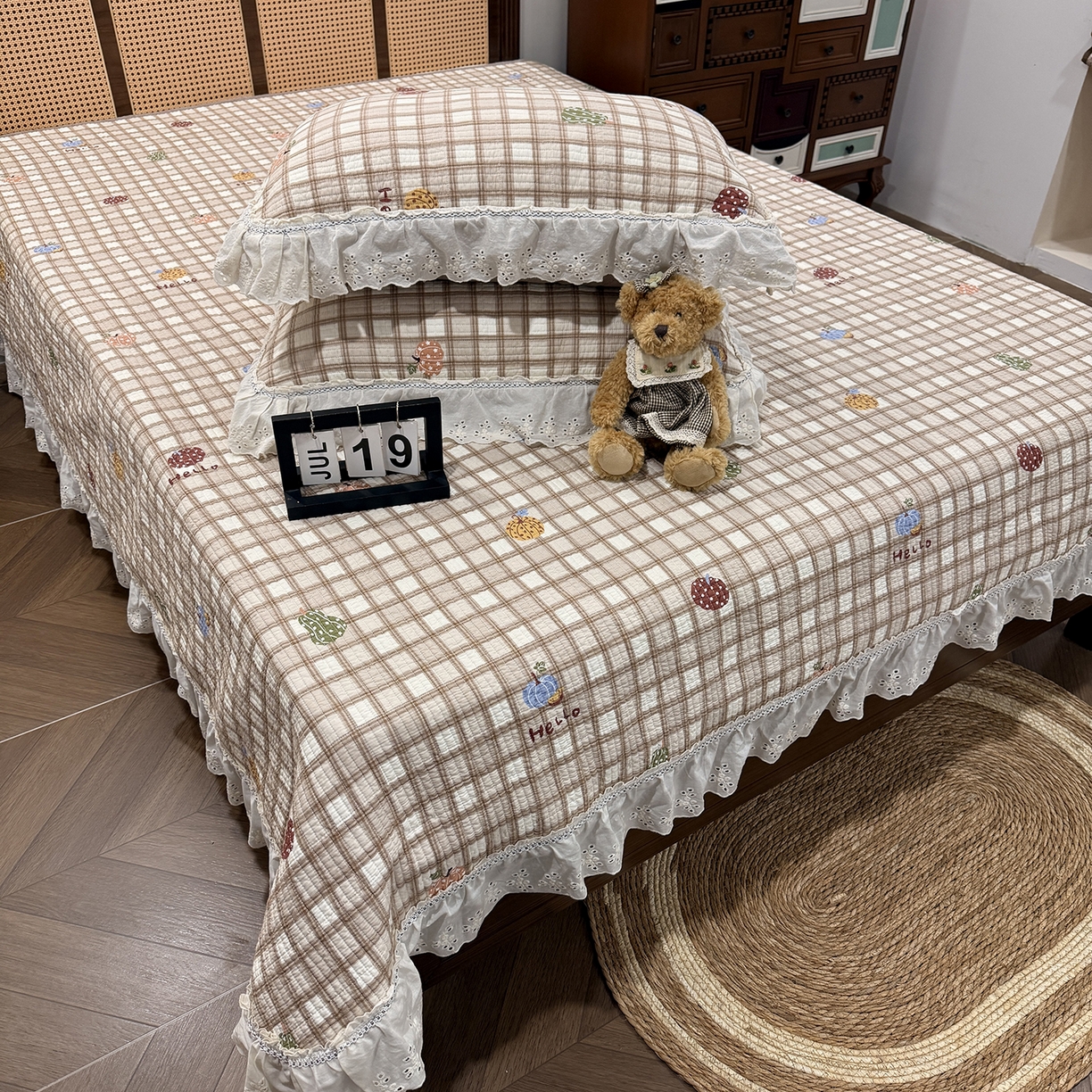 91家纺网 家纺一手货源 找家纺 欣宜家纺 2026新款法式双面全棉填充棉花加厚花边床盖三件套 南瓜绘