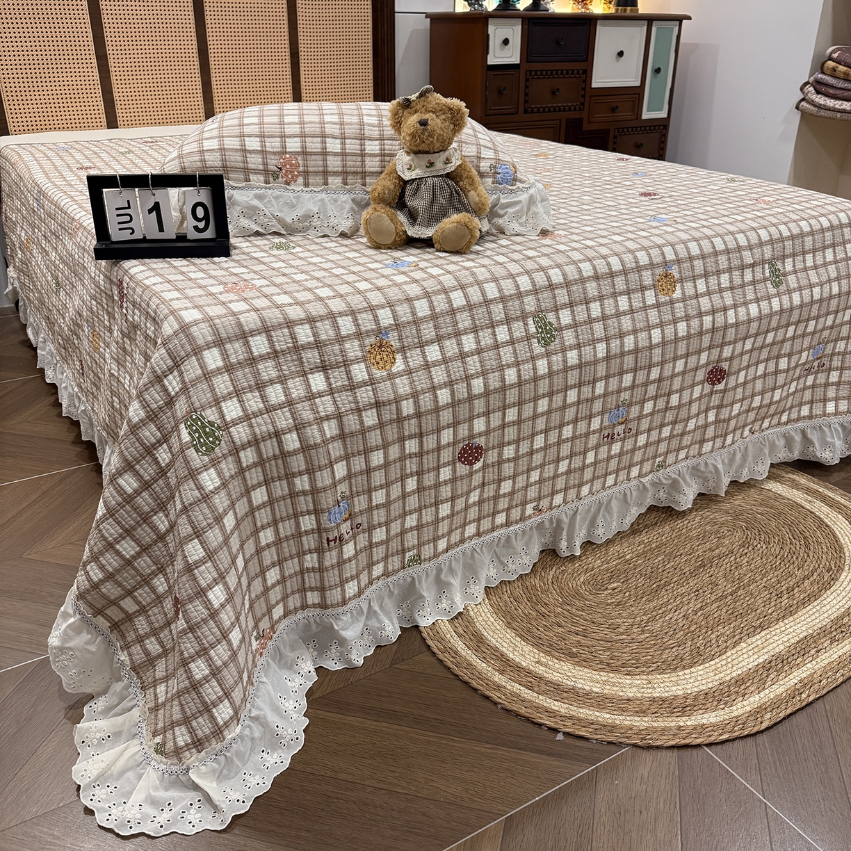 91家纺网 家纺一手货源 找家纺 欣宜家纺 2026新款法式双面全棉填充棉花加厚花边床盖三件套 南瓜绘