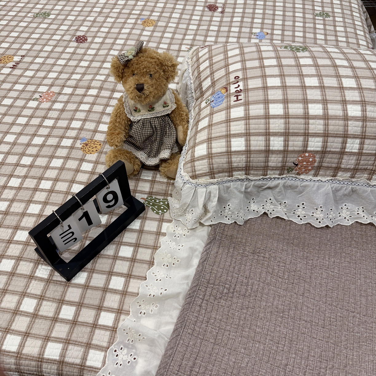 91家纺网 家纺一手货源 找家纺 欣宜家纺 2026新款法式双面全棉填充棉花加厚花边床盖三件套 南瓜绘