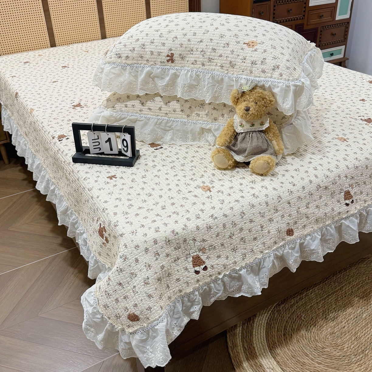 91家纺网 家纺一手货源 找家纺 欣宜家纺 2026新款法式双面全棉填充棉花加厚花边床盖三件套 南瓜甜心