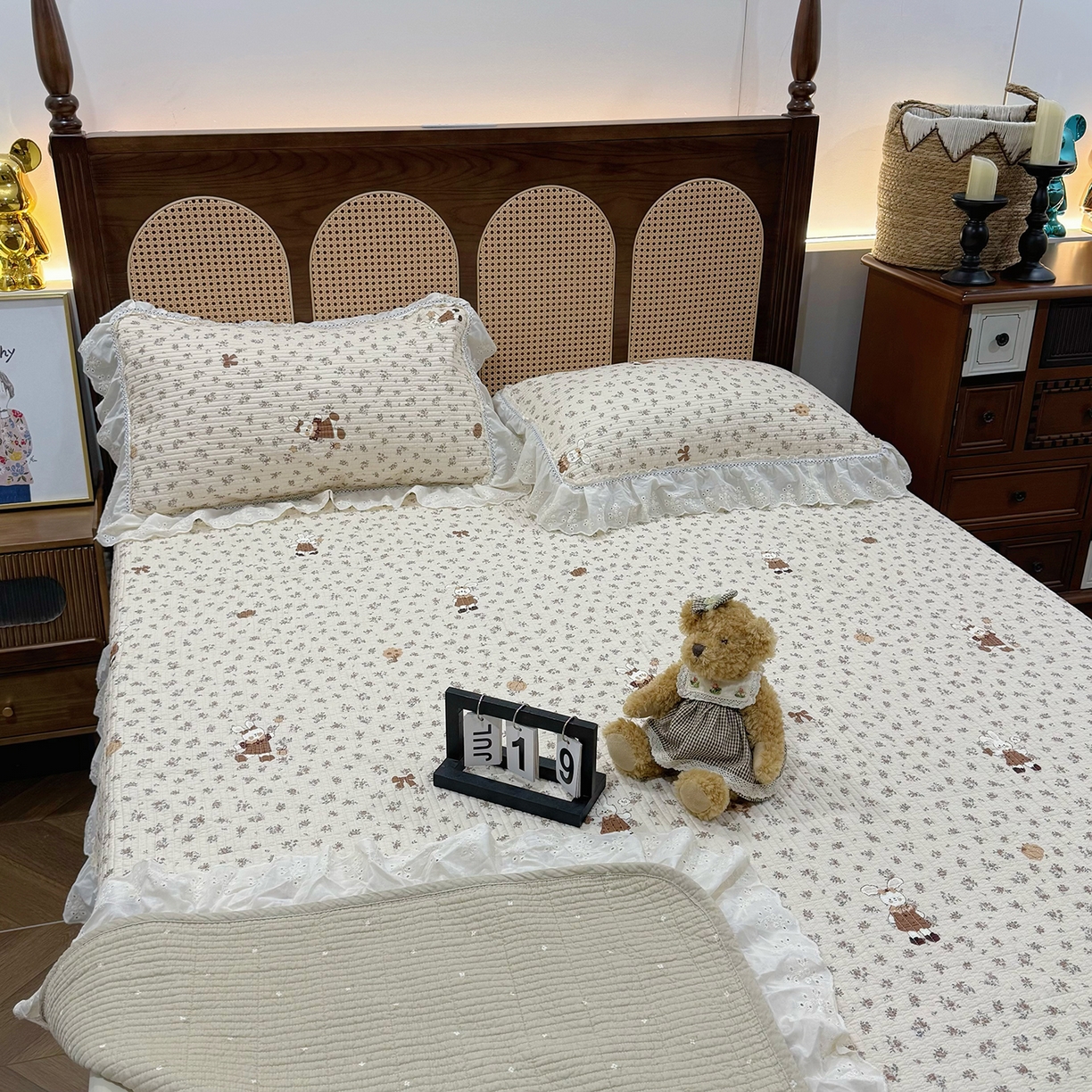 91家纺网 家纺一手货源 找家纺 欣宜家纺 2026新款法式双面全棉填充棉花加厚花边床盖三件套 南瓜甜心