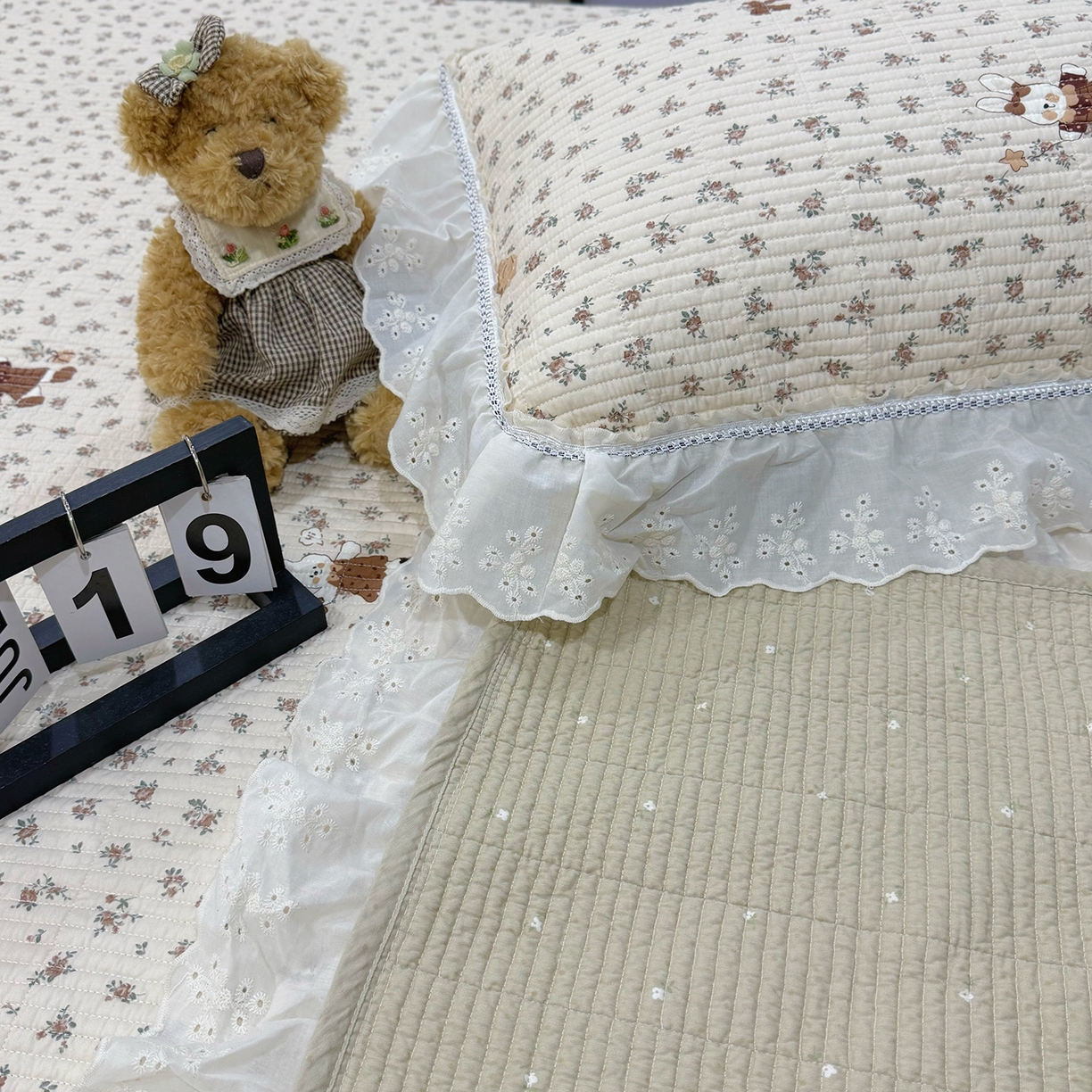 91家纺网 家纺一手货源 找家纺 欣宜家纺 2026新款法式双面全棉填充棉花加厚花边床盖三件套 南瓜甜心