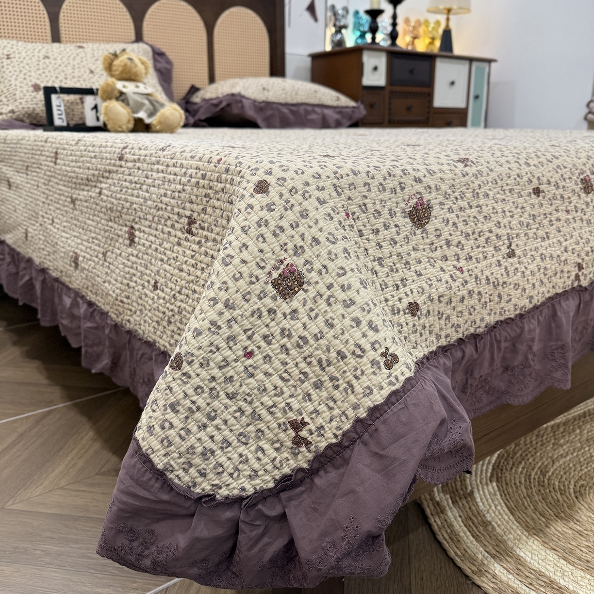 91家纺网 家纺一手货源 找家纺 欣宜家纺 2026新款法式双面全棉填充棉花加厚花边床盖三件套 千禧少女-咖