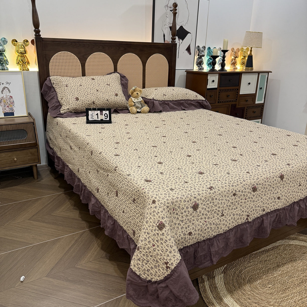 91家纺网 家纺一手货源 找家纺 欣宜家纺 2026新款法式双面全棉填充棉花加厚花边床盖三件套 千禧少女-咖