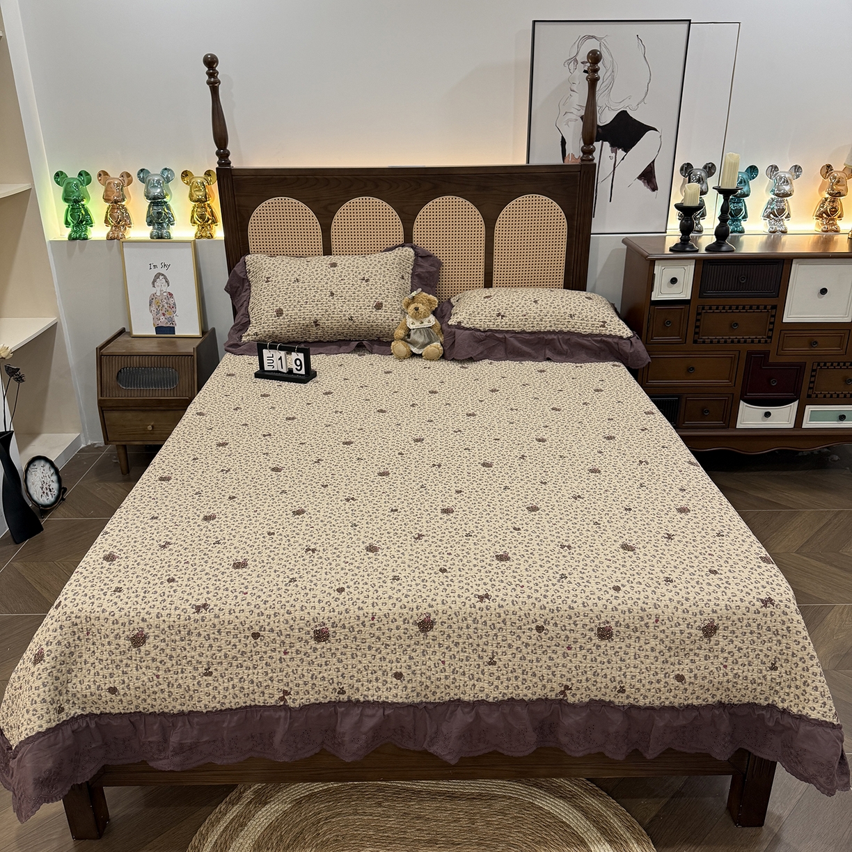 91家纺网 家纺一手货源 找家纺 欣宜家纺 2026新款法式双面全棉填充棉花加厚花边床盖三件套 千禧少女-咖