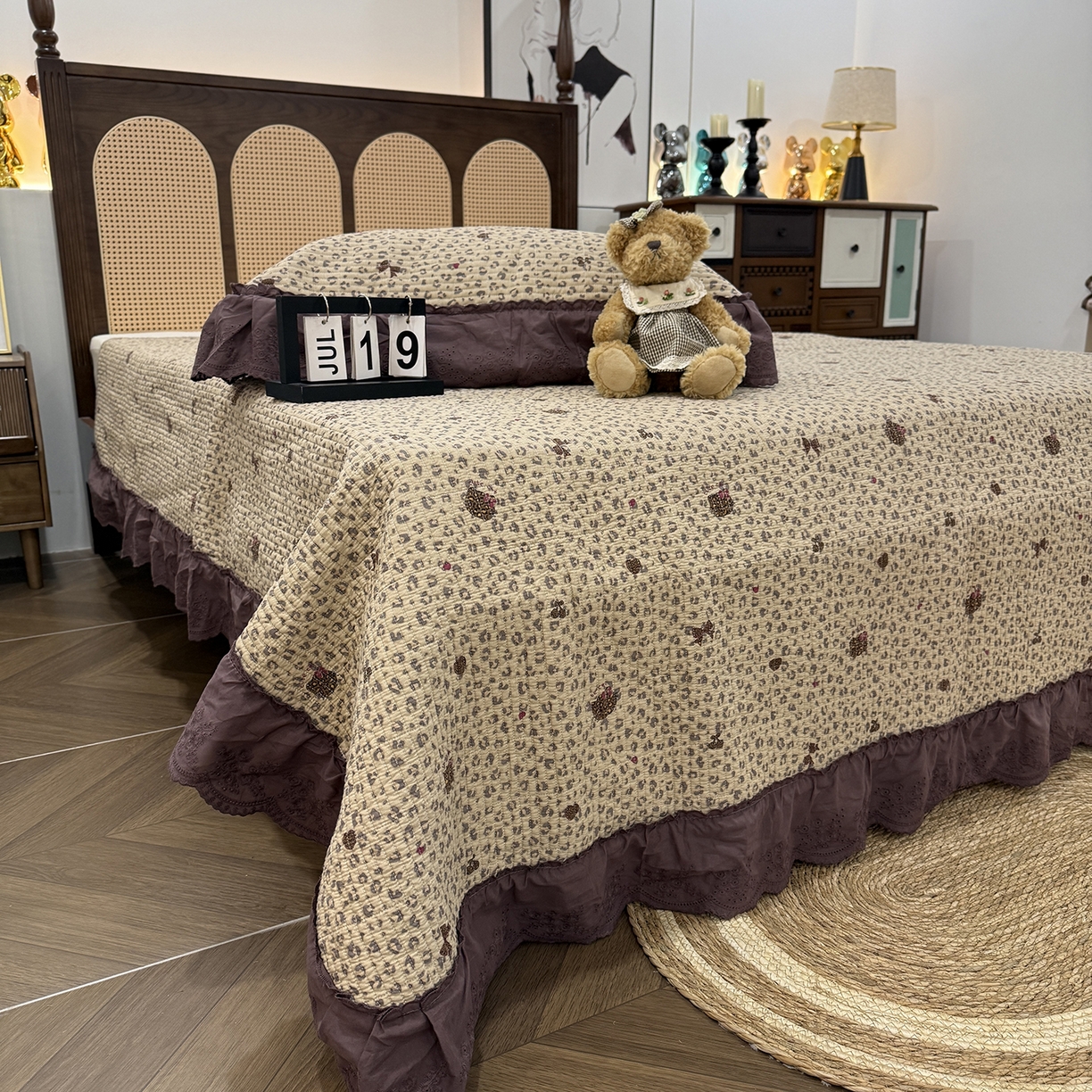 91家纺网 家纺一手货源 找家纺 欣宜家纺 2026新款法式双面全棉填充棉花加厚花边床盖三件套 千禧少女-咖