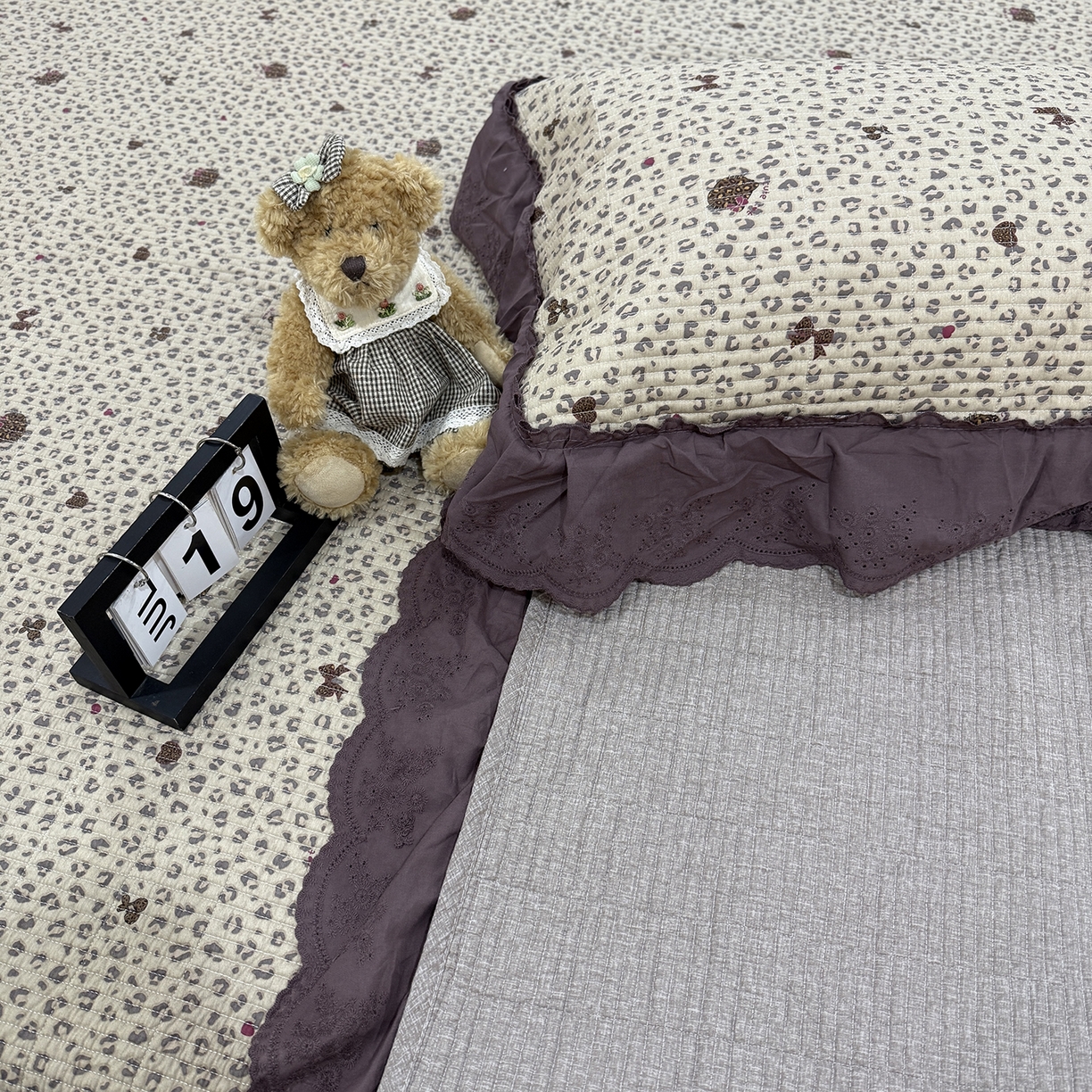 91家纺网 家纺一手货源 找家纺 欣宜家纺 2026新款法式双面全棉填充棉花加厚花边床盖三件套 千禧少女-咖