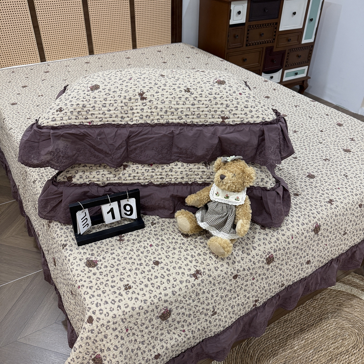 91家纺网 家纺一手货源 找家纺 欣宜家纺 2026新款法式双面全棉填充棉花加厚花边床盖三件套 千禧少女-咖