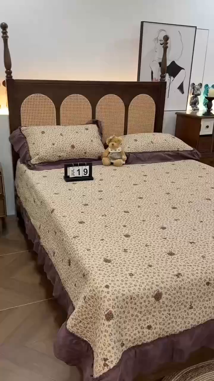 91家纺网 家纺一手货源 找家纺 欣宜家纺 2026新款法式双面全棉填充棉花加厚花边床盖三件套 千禧少女-咖