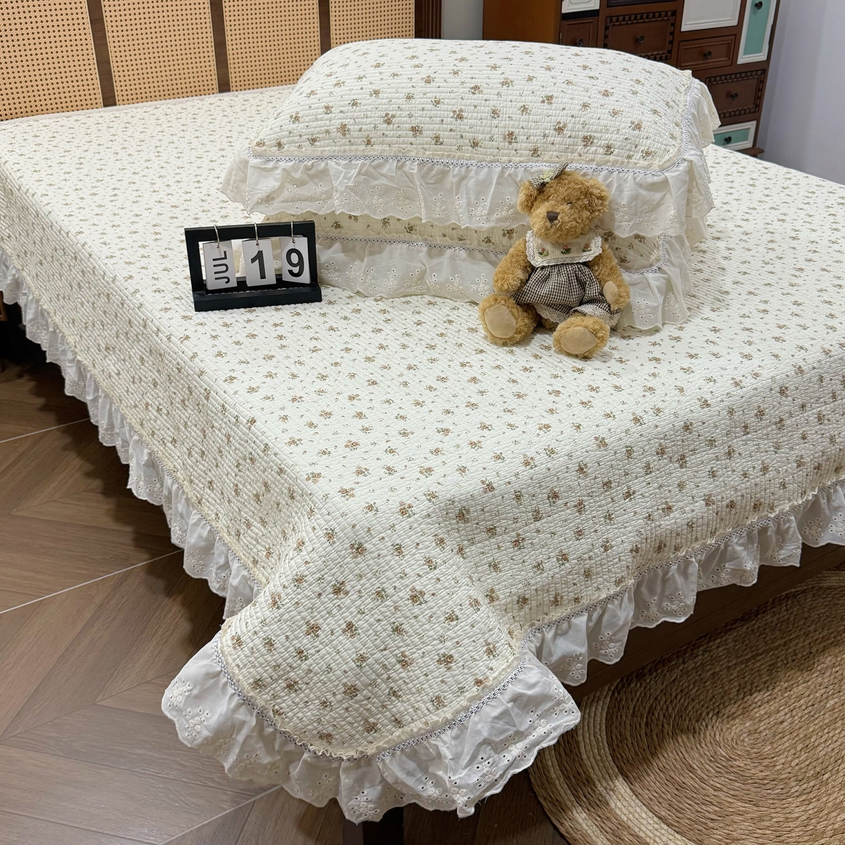 91家纺网 家纺一手货源 找家纺 欣宜家纺 2026新款法式双面全棉填充棉花加厚花边床盖三件套 芊芊花海