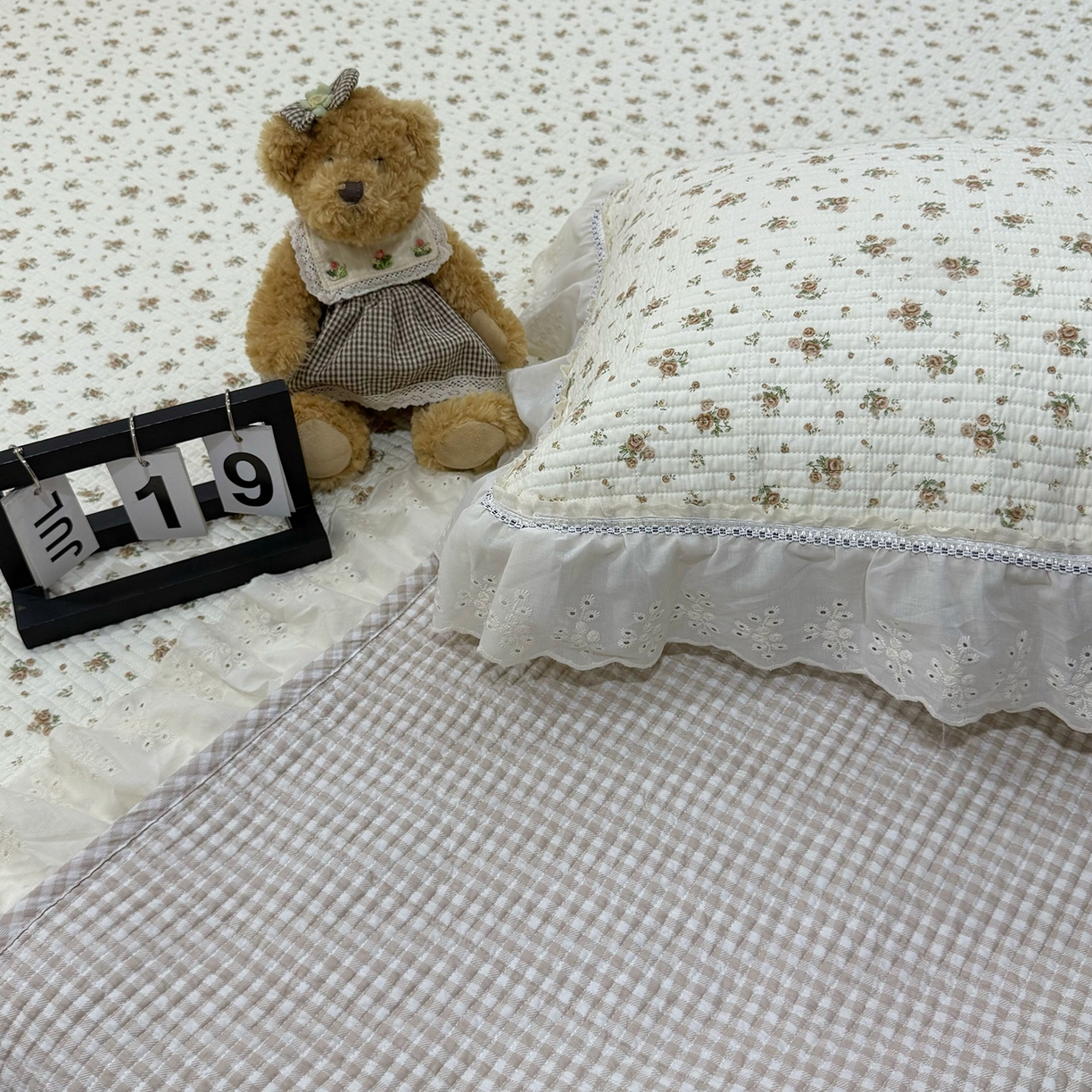 91家纺网 家纺一手货源 找家纺 欣宜家纺 2026新款法式双面全棉填充棉花加厚花边床盖三件套 芊芊花海