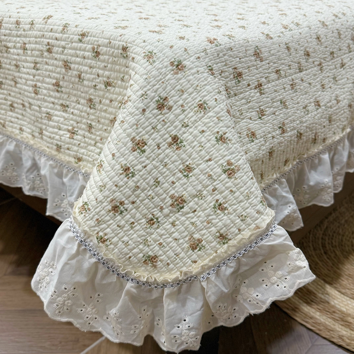 91家纺网 家纺一手货源 找家纺 欣宜家纺 2026新款法式双面全棉填充棉花加厚花边床盖三件套 芊芊花海