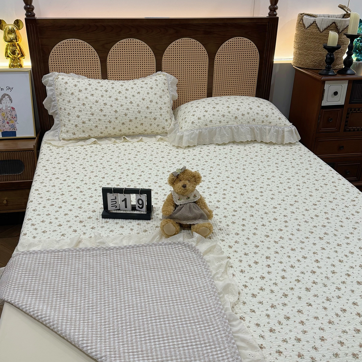 91家纺网 家纺一手货源 找家纺 欣宜家纺 2026新款法式双面全棉填充棉花加厚花边床盖三件套 芊芊花海