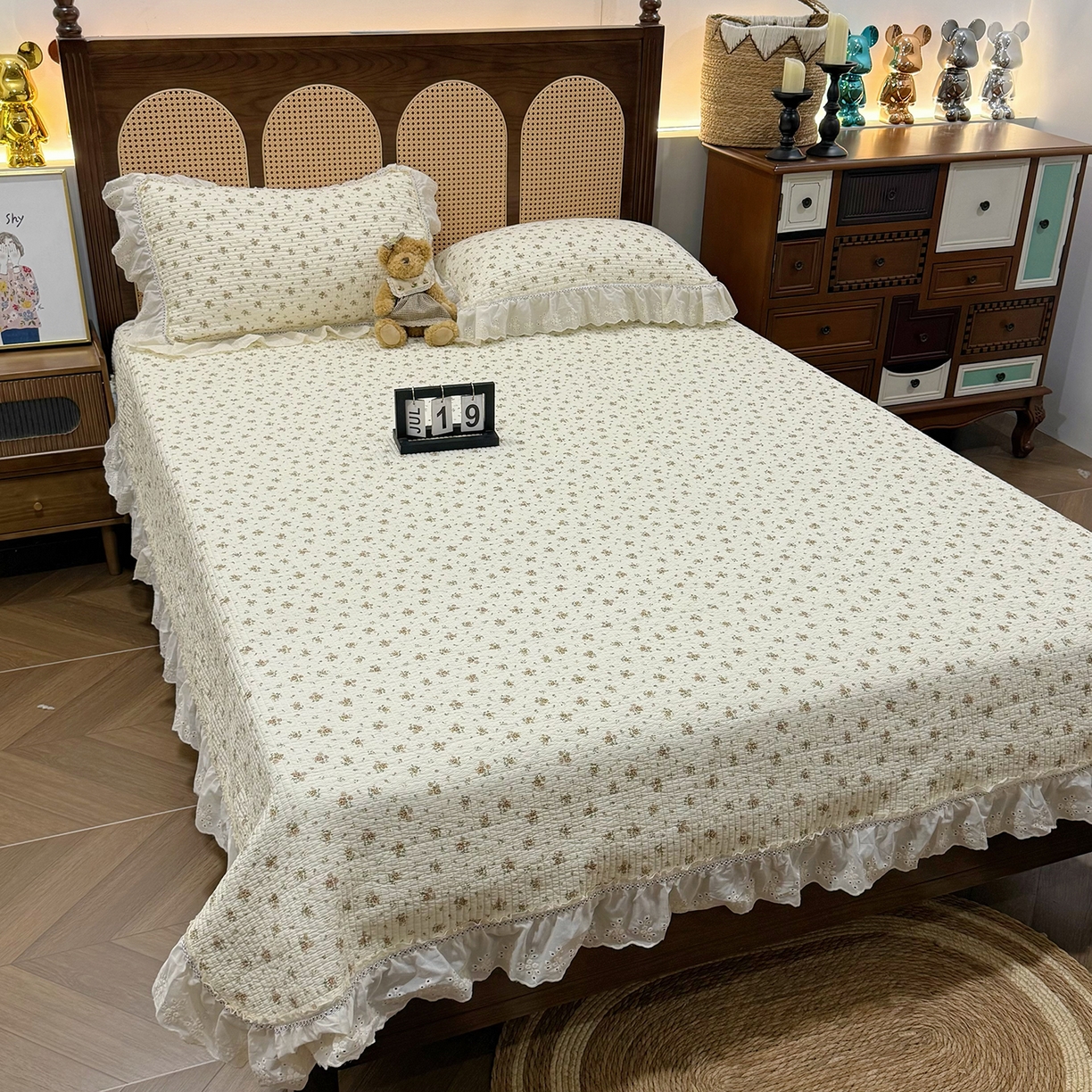 91家纺网 家纺一手货源 找家纺 欣宜家纺 2026新款法式双面全棉填充棉花加厚花边床盖三件套 芊芊花海