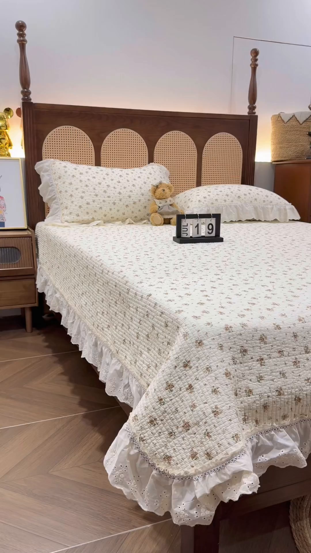 91家纺网 家纺一手货源 找家纺 欣宜家纺 2026新款法式双面全棉填充棉花加厚花边床盖三件套 芊芊花海