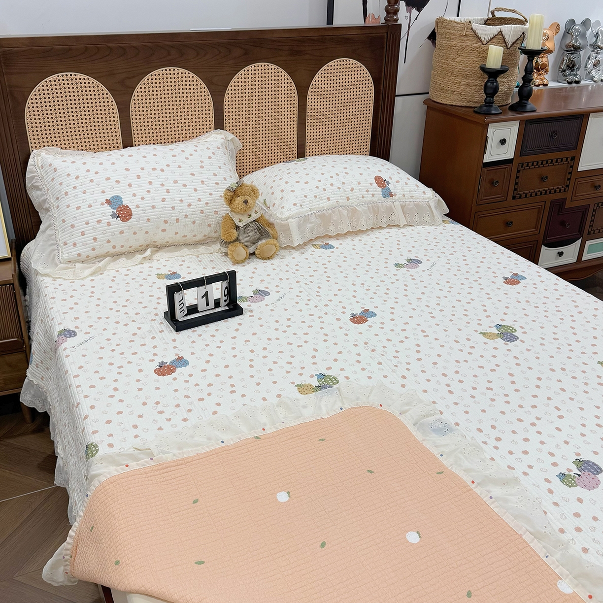 91家纺网 家纺一手货源 找家纺 欣宜家纺 2026新款法式双面全棉填充棉花加厚花边床盖三件套 甜糯软糖