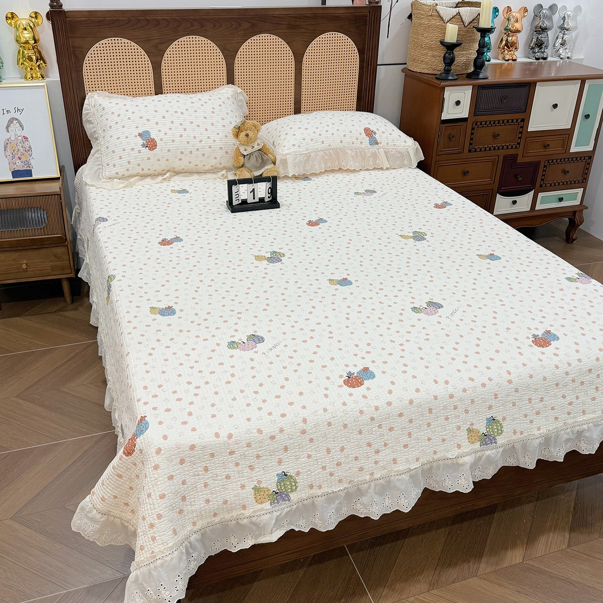 91家纺网 家纺一手货源 找家纺 欣宜家纺 2026新款法式双面全棉填充棉花加厚花边床盖三件套 甜糯软糖