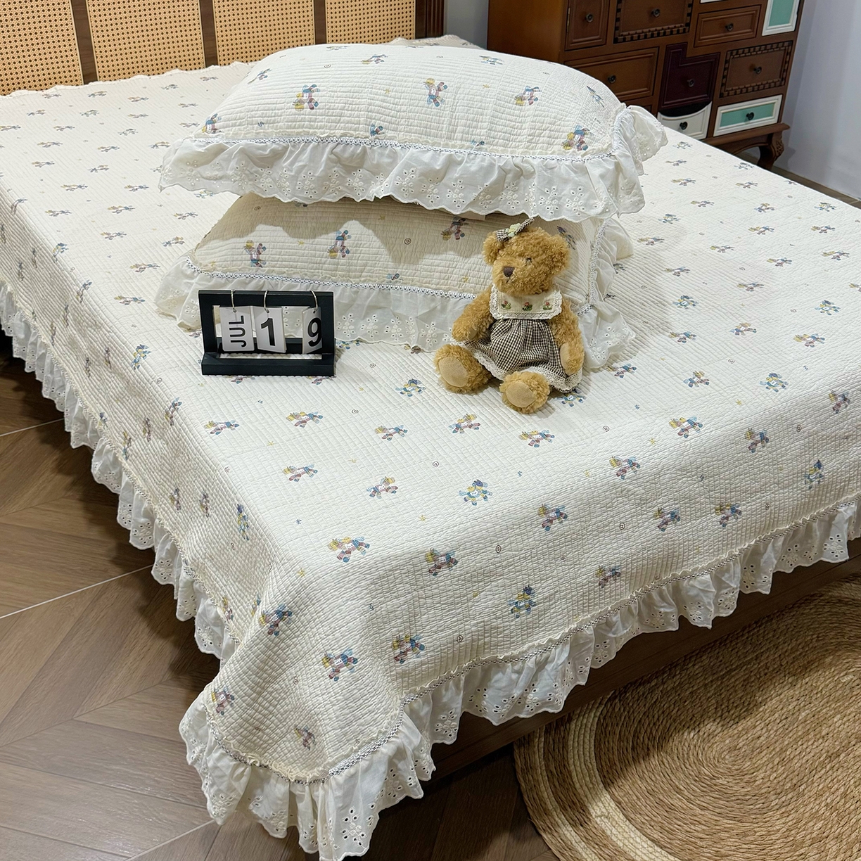 91家纺网 家纺一手货源 找家纺 欣宜家纺 2026新款法式双面全棉填充棉花加厚花边床盖三件套 小马浅浅