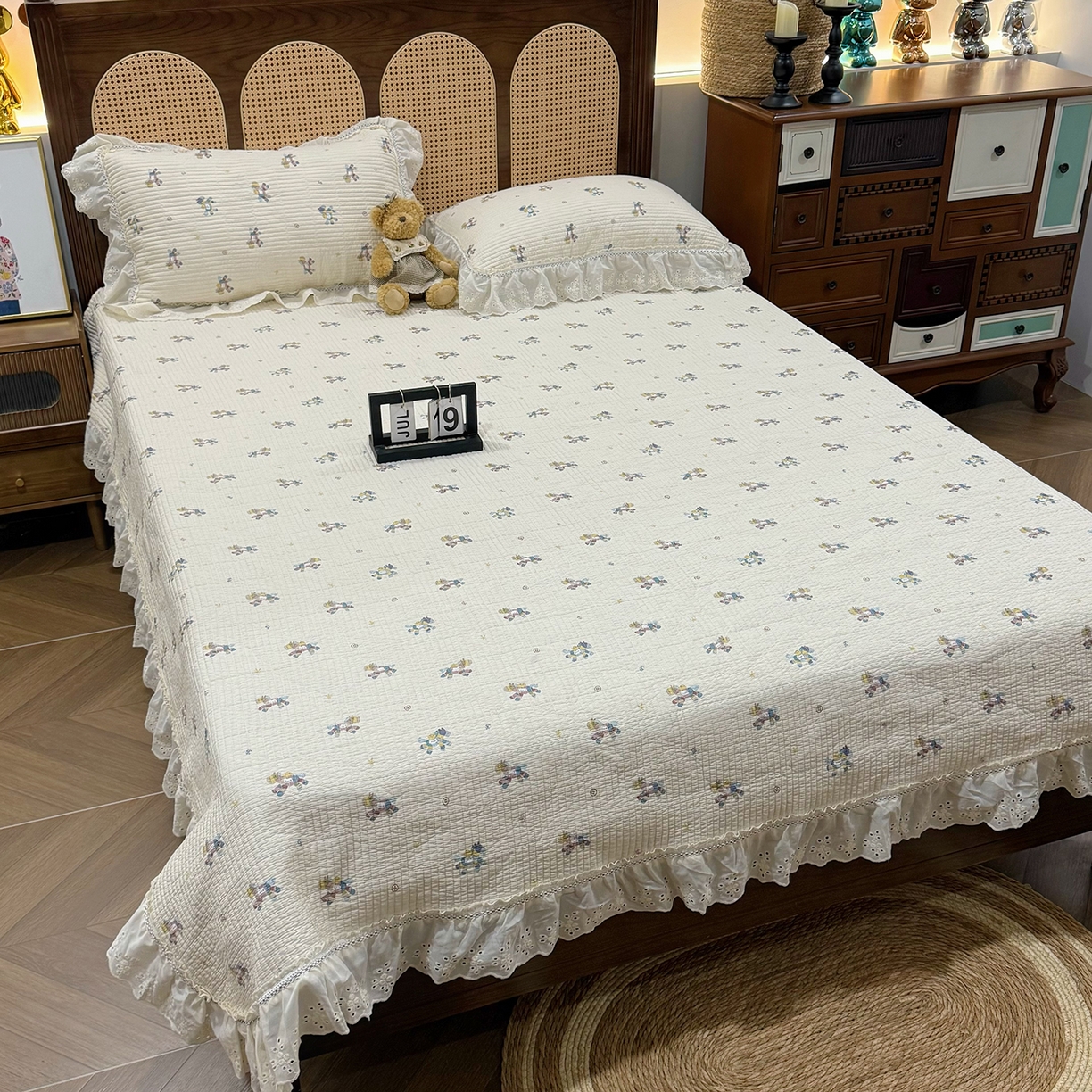 91家纺网 家纺一手货源 找家纺 欣宜家纺 2026新款法式双面全棉填充棉花加厚花边床盖三件套 小马浅浅