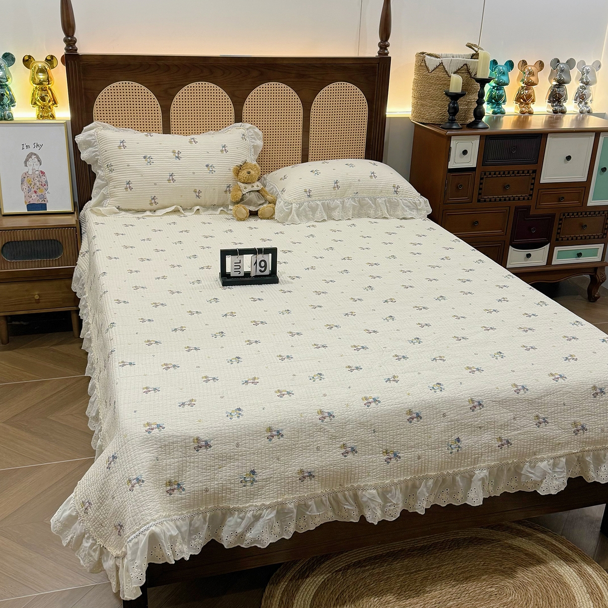 91家纺网 家纺一手货源 找家纺 欣宜家纺 2026新款法式双面全棉填充棉花加厚花边床盖三件套 小马浅浅