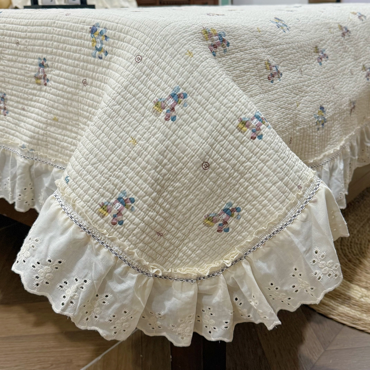 91家纺网 家纺一手货源 找家纺 欣宜家纺 2026新款法式双面全棉填充棉花加厚花边床盖三件套 小马浅浅