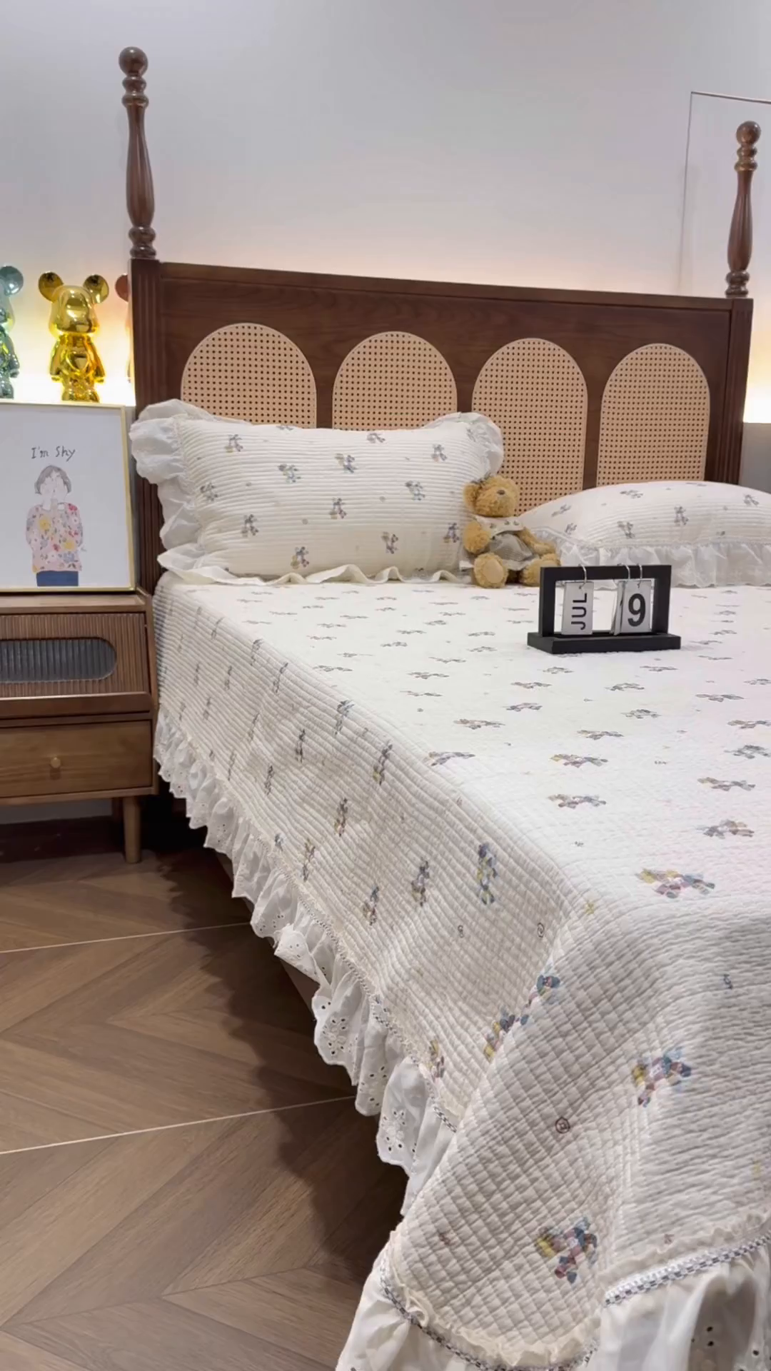 91家纺网 家纺一手货源 找家纺 欣宜家纺 2026新款法式双面全棉填充棉花加厚花边床盖三件套 小马浅浅