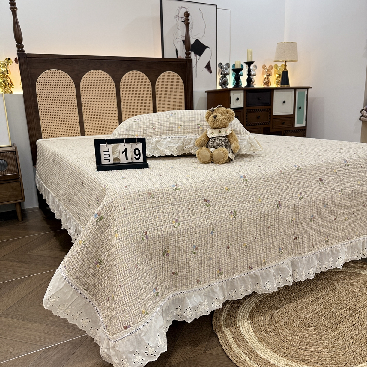 91家纺网 家纺一手货源 找家纺 欣宜家纺 2026新款法式双面全棉填充棉花加厚花边床盖三件套 樱桃小可-咖