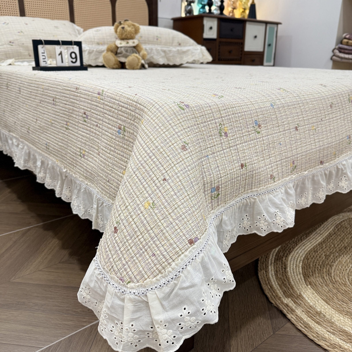 91家纺网 家纺一手货源 找家纺 欣宜家纺 2026新款法式双面全棉填充棉花加厚花边床盖三件套 樱桃小可-咖