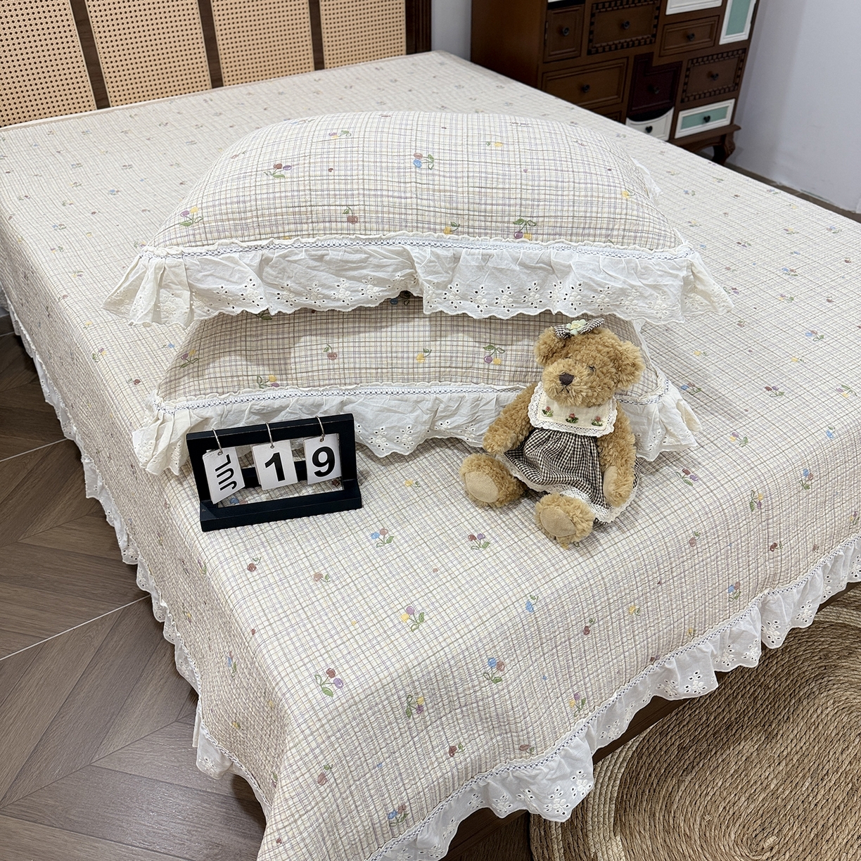 91家纺网 家纺一手货源 找家纺 欣宜家纺 2026新款法式双面全棉填充棉花加厚花边床盖三件套 樱桃小可-咖