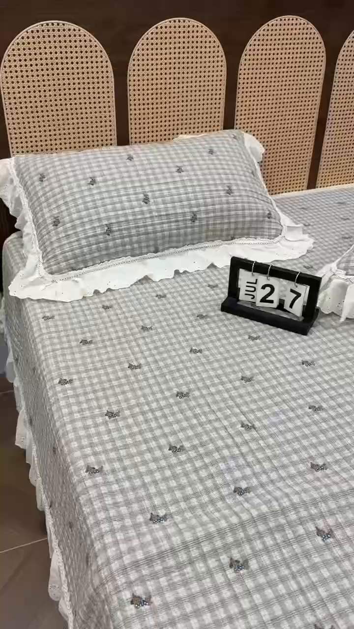 91家纺网 家纺一手货源 找家纺 欣宜家纺 2026新款法式双面全棉填充棉花加厚花边床盖三件套 樱桃小可-咖