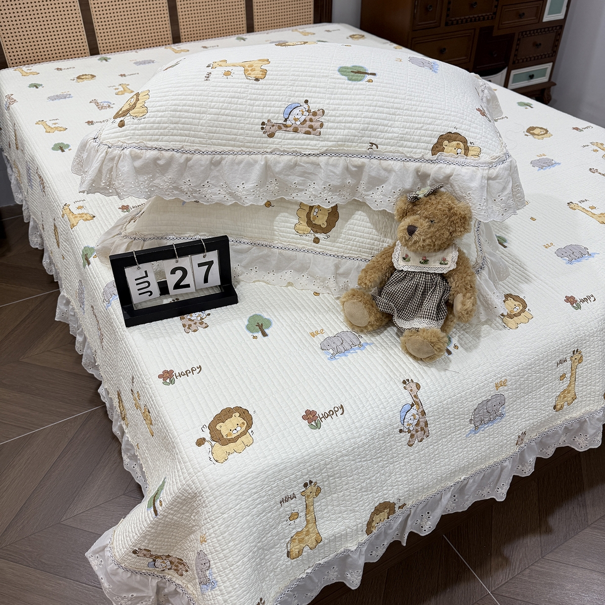 91家纺网 家纺一手货源 找家纺 欣宜家纺 2026新款法式双面全棉填充棉花加厚花边床盖三件套 游乐园