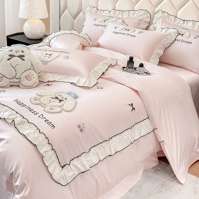 91家纺网 家纺一手货源 找家纺 （总）丞音家纺 2026新款卡通风少女心A类50s双股100支贡缎长绒棉四件套刺绣全棉被套绣花床笠高档礼盒装