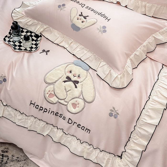 91家纺网 家纺一手货源 找家纺 （总）丞音家纺 2026新款卡通风少女心A类50s双股100支贡缎长绒棉四件套刺绣全棉被套绣花床笠高档礼盒装