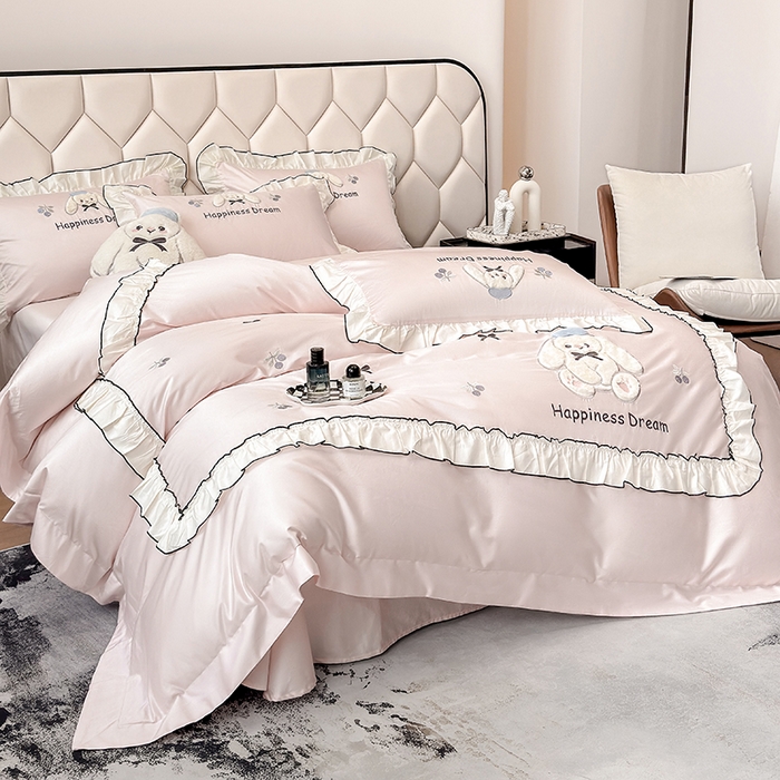 91家纺网 家纺一手货源 找家纺 丞音家纺 2026新款卡通风少女心A类50s双股100支贡缎长绒棉四件套刺绣全棉被套绣花床笠高档礼盒装 萌兔恋曲-冰莓粉