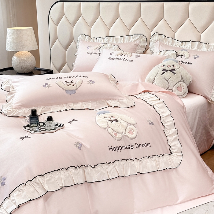 91家纺网 家纺一手货源 找家纺 （总）丞音家纺 2026新款卡通风少女心A类50s双股100支贡缎长绒棉四件套刺绣全棉被套绣花床笠高档礼盒装