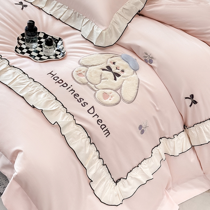 91家纺网 家纺一手货源 找家纺 丞音家纺 2026新款卡通风少女心A类50s双股100支贡缎长绒棉四件套刺绣全棉被套绣花床笠高档礼盒装 萌兔恋曲-冰莓粉