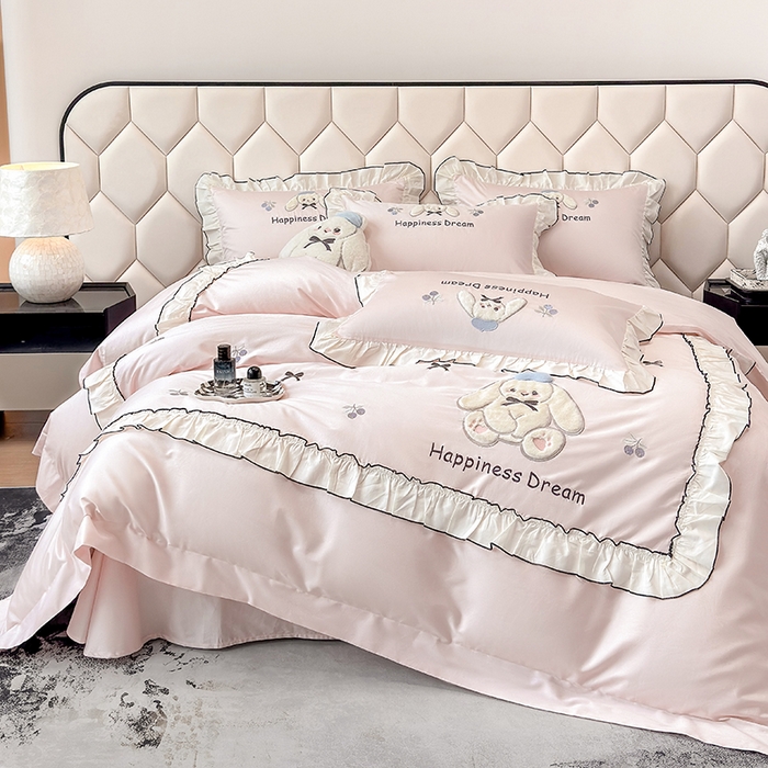 91家纺网 家纺一手货源 找家纺 丞音家纺 2026新款卡通风少女心A类50s双股100支贡缎长绒棉四件套刺绣全棉被套绣花床笠高档礼盒装 萌兔恋曲-冰莓粉