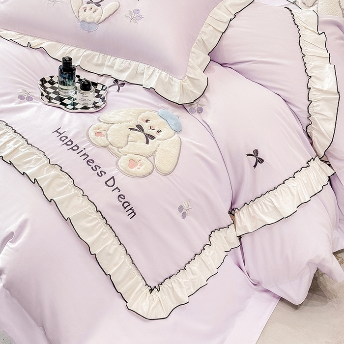 91家纺网 家纺一手货源 找家纺 丞音家纺 2026新款卡通风少女心A类50s双股100支贡缎长绒棉四件套刺绣全棉被套绣花床笠高档礼盒装 萌兔恋曲-香芋紫