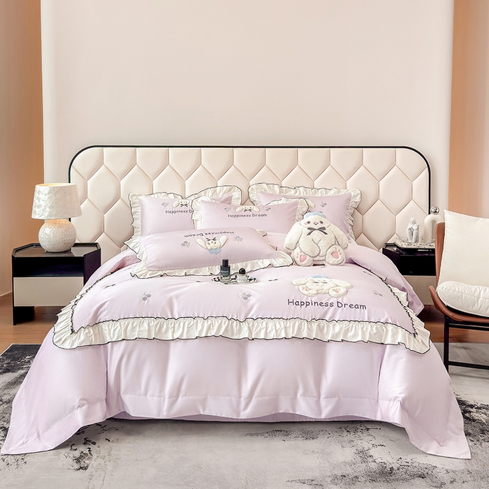 91家纺网 家纺一手货源 找家纺 丞音家纺 2026新款卡通风少女心A类50s双股100支贡缎长绒棉四件套刺绣全棉被套绣花床笠高档礼盒装 萌兔恋曲-香芋紫