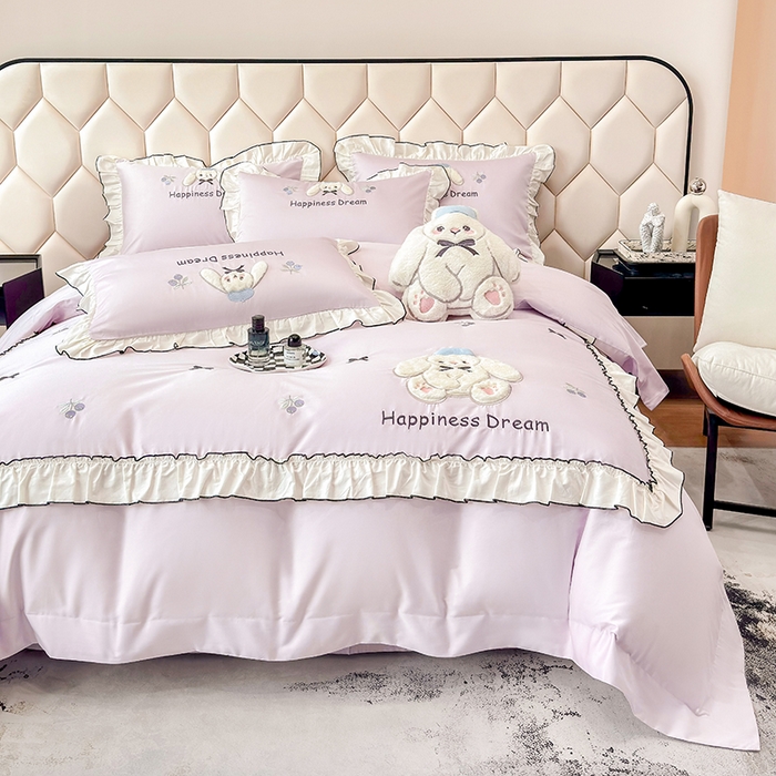 91家纺网 家纺一手货源 找家纺 丞音家纺 2026新款卡通风少女心A类50s双股100支贡缎长绒棉四件套刺绣全棉被套绣花床笠高档礼盒装 萌兔恋曲-香芋紫