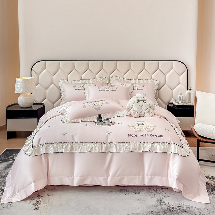 91家纺网 家纺一手货源 找家纺 丞音家纺 2026新款卡通风少女心A类50s双股100支贡缎长绒棉四件套刺绣全棉被套绣花床笠高档礼盒装 萌兔恋曲-冰莓粉