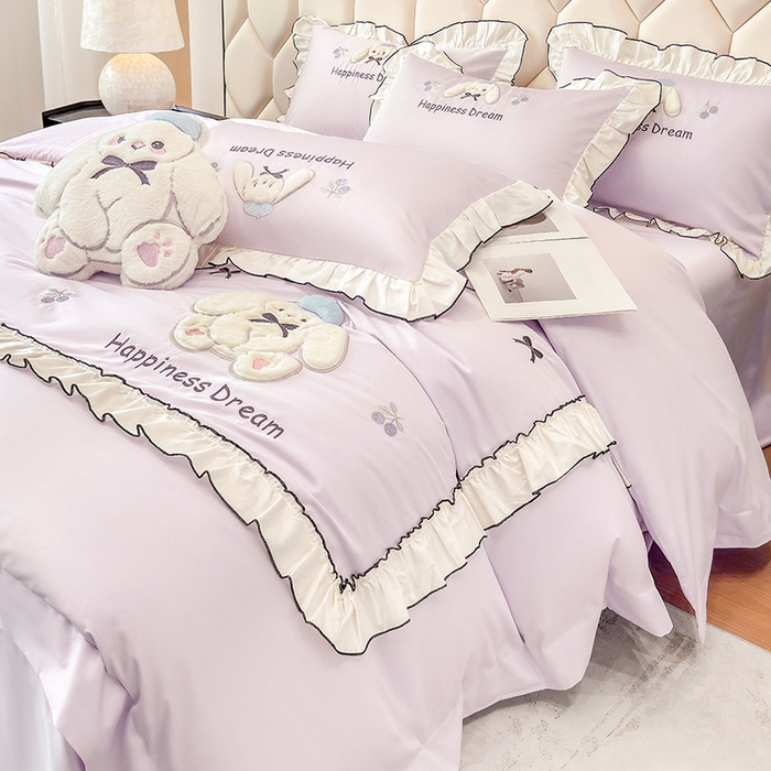 91家纺网 家纺一手货源 找家纺 丞音家纺 2026新款卡通风少女心A类50s双股100支贡缎长绒棉四件套刺绣全棉被套绣花床笠高档礼盒装 萌兔恋曲-香芋紫