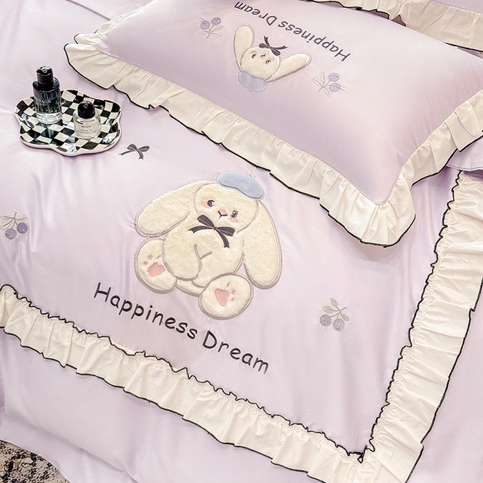 91家纺网 家纺一手货源 找家纺 丞音家纺 2026新款卡通风少女心A类50s双股100支贡缎长绒棉四件套刺绣全棉被套绣花床笠高档礼盒装 萌兔恋曲-香芋紫